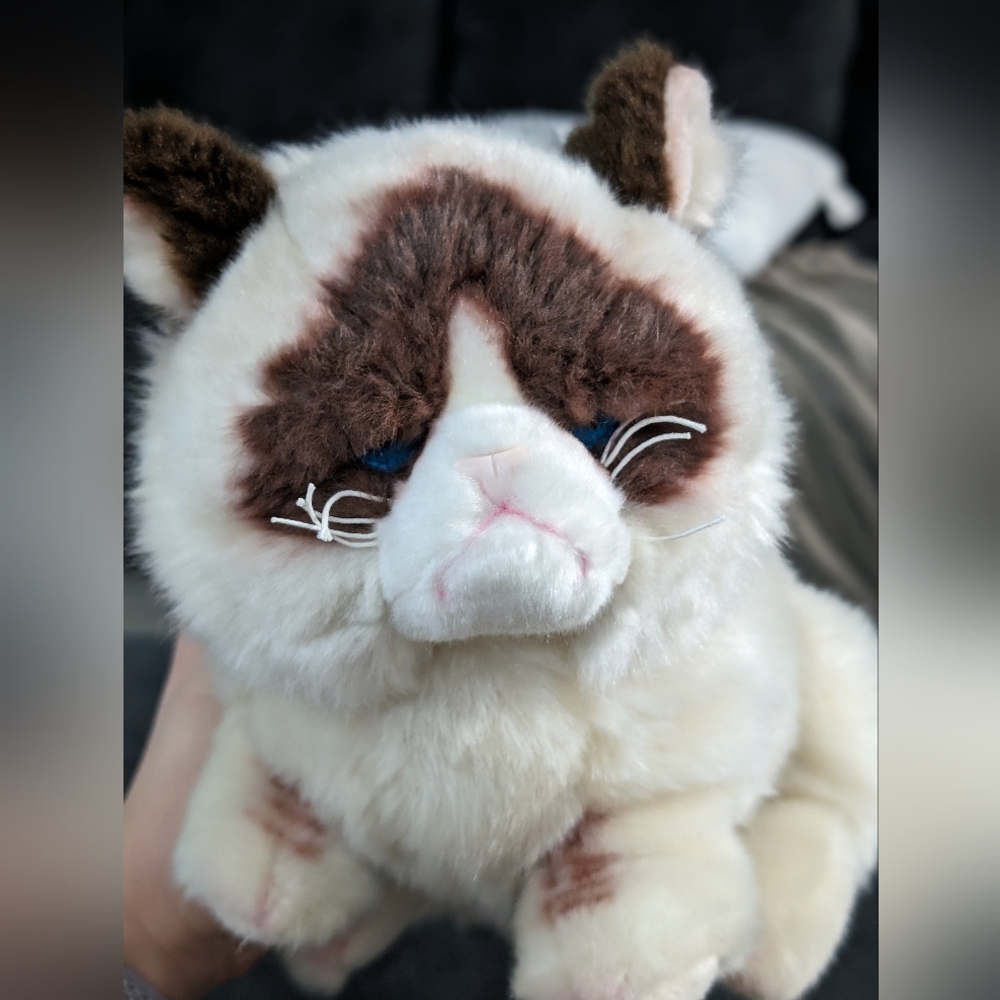 Grumpy cat lying down plush - Picture 2 of 6